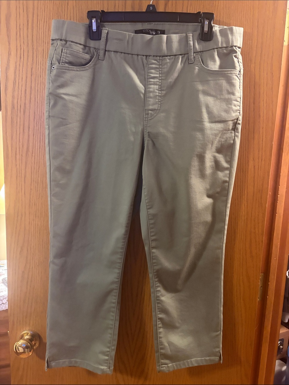 Women's Olive Cropped Pants - Classic Pull-On Style